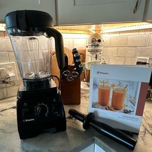 Vitamix 7500/Never used!/ with recipe book and tamper